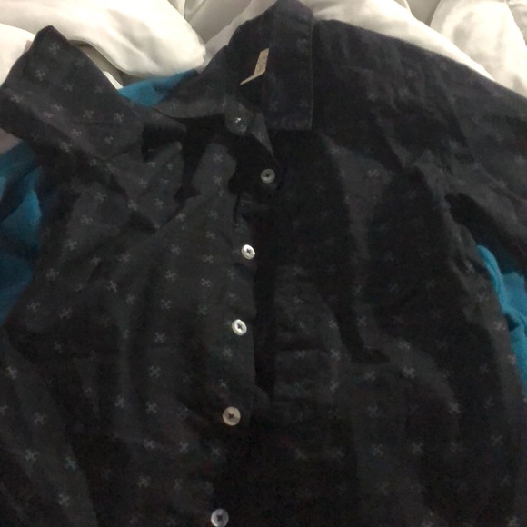 4 Shirt Bundle🤑 - Picture 5 of 8